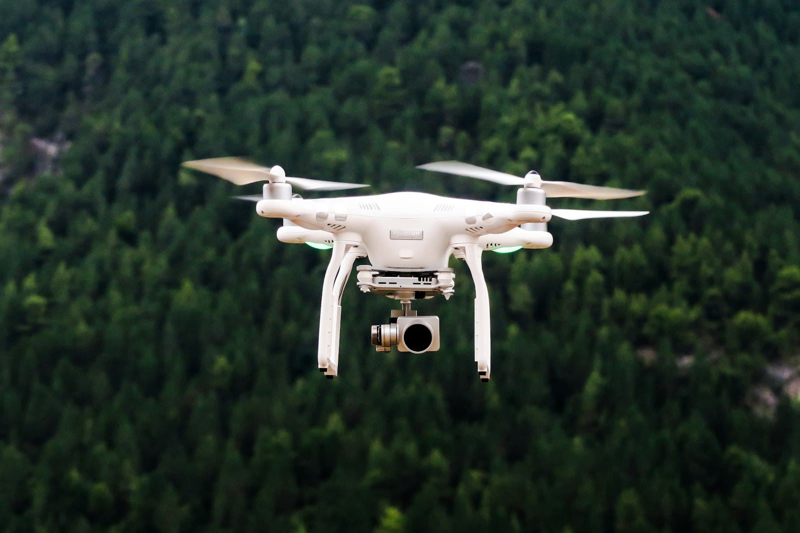 Drohne im Flug über einem Wald