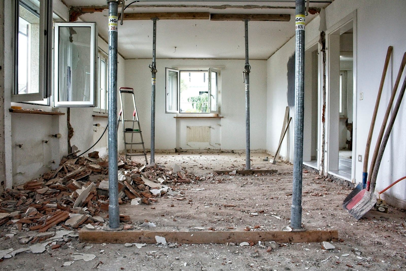 Entkerntes Haus während der Sanierung