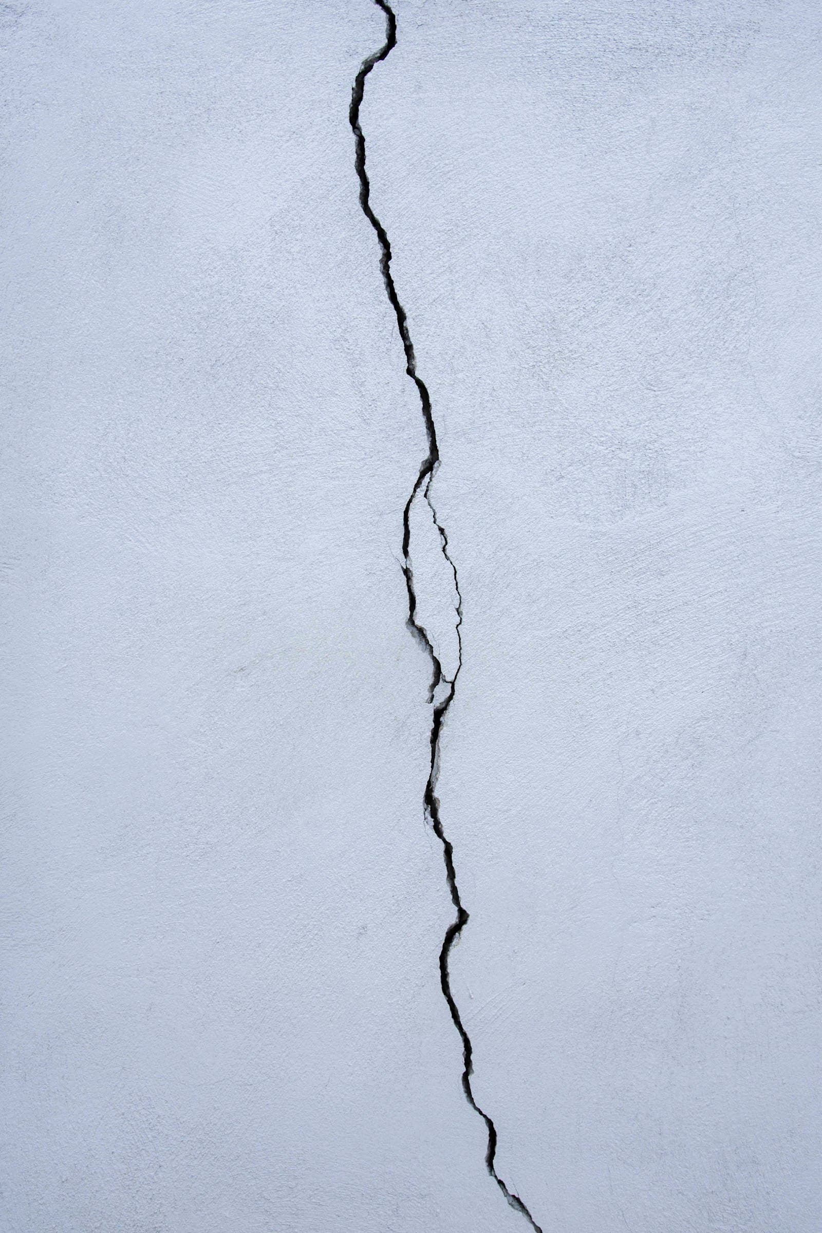 Setzungsriss im Mauerwerk einer Hauswand
